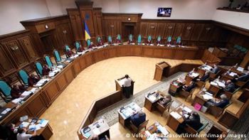 Суперечка навколо КСУ: загроза правового хаосу після указу президента?